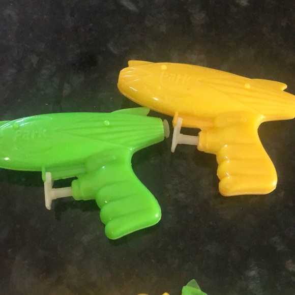 Vintage small plastic squirt guns (12) - Picture 2 of 6
